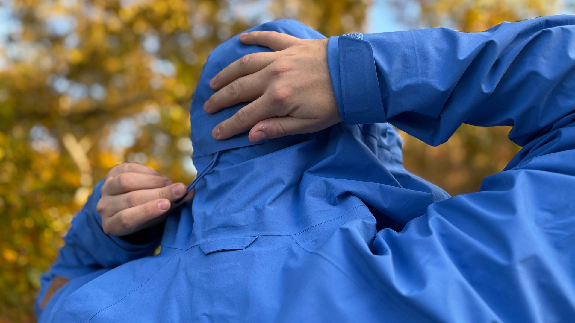 Adjusting the hood on the Fjallraven Keb GTX jacket
