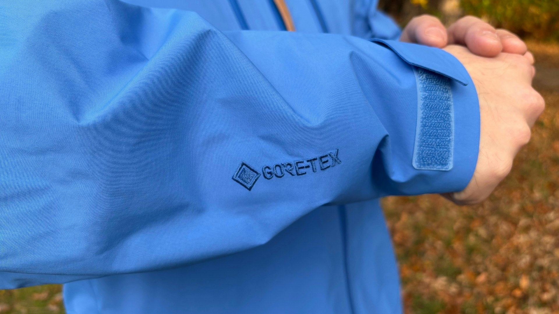 Gore-tex logo on the sleeve of the Fjallraven Keb GTX jacket