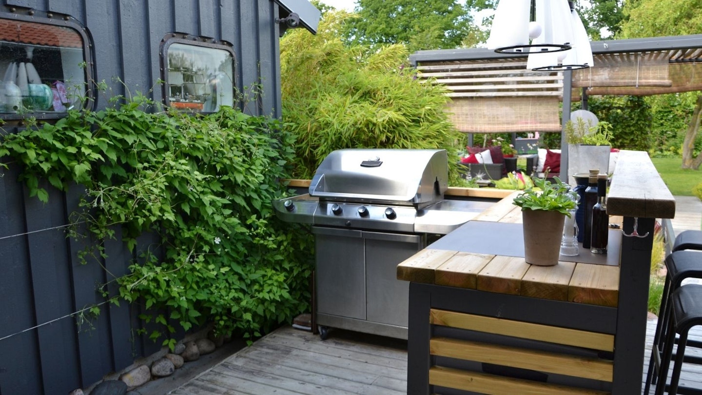 BBQ with side shelves