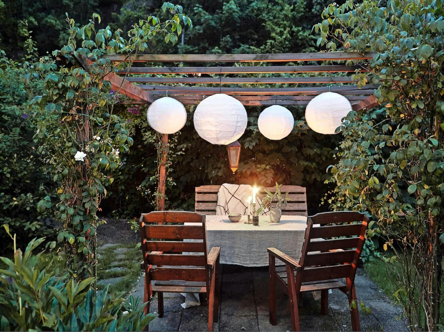 Pergola store hanging lanterns