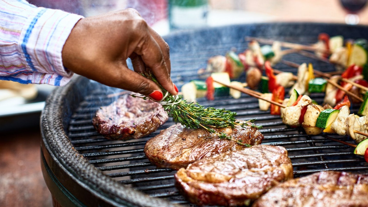 Cooking on a hybrid BBQ