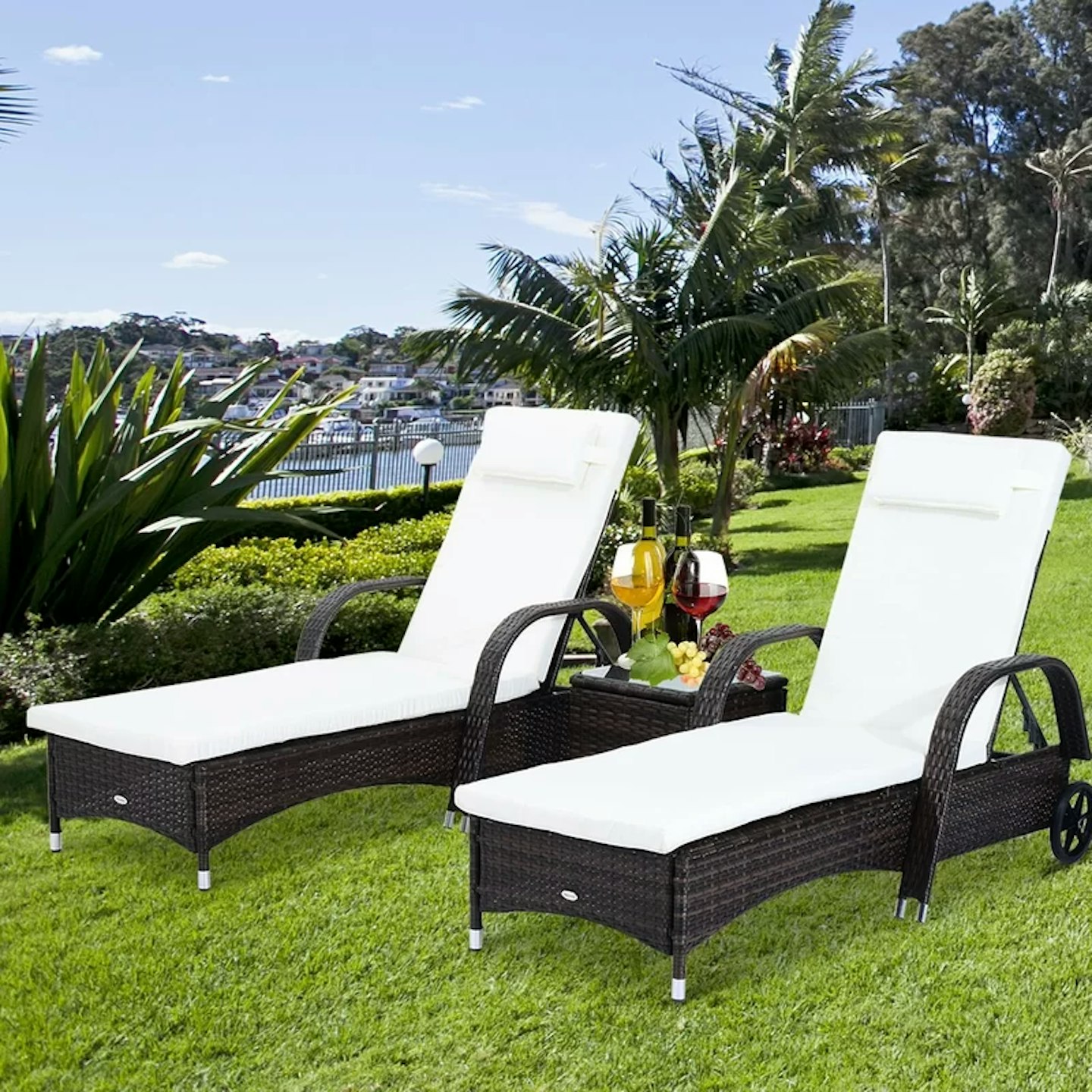 Rattan lounger 