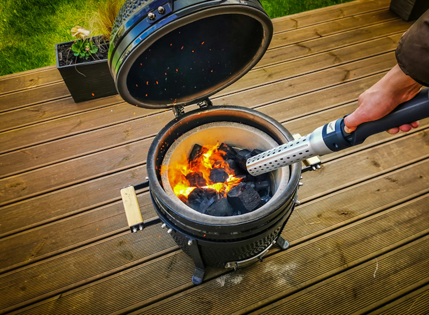 Lighting a Kamado type barbecue grill with an electrical charcoal