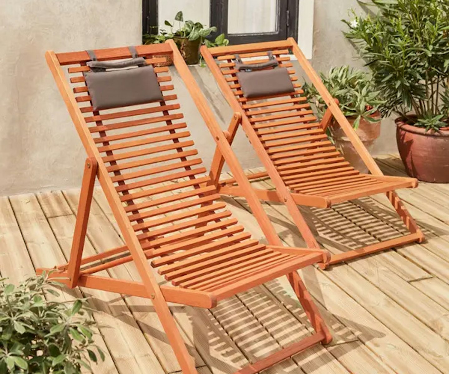Pair of slatted wood deck chairs with head cushions - Bilbao