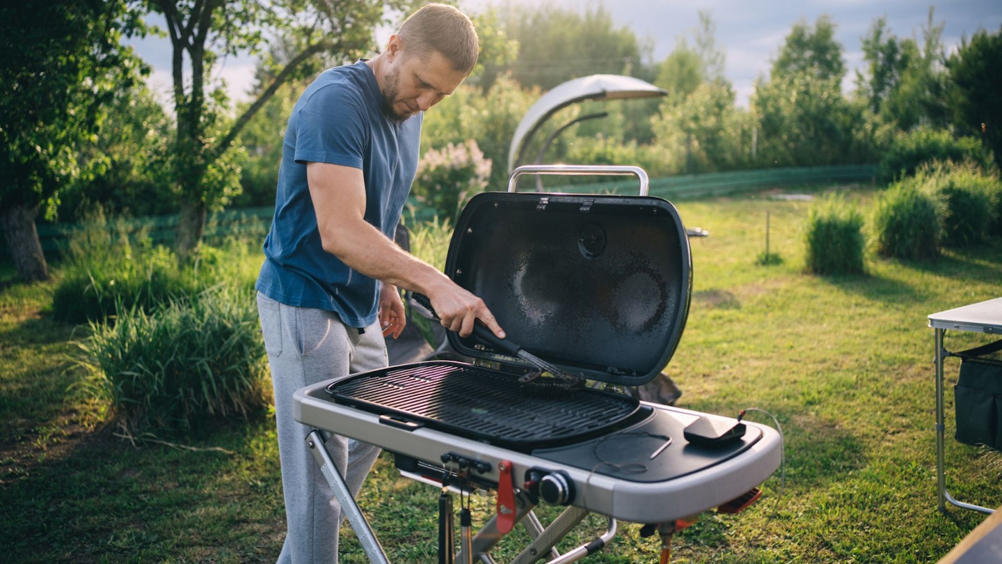Cleaning gas BBQ