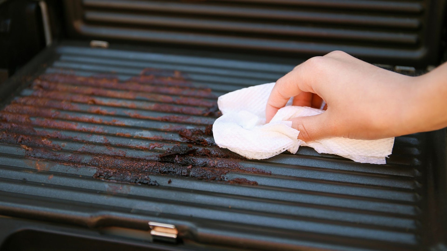 Cleaning a non-stick grill