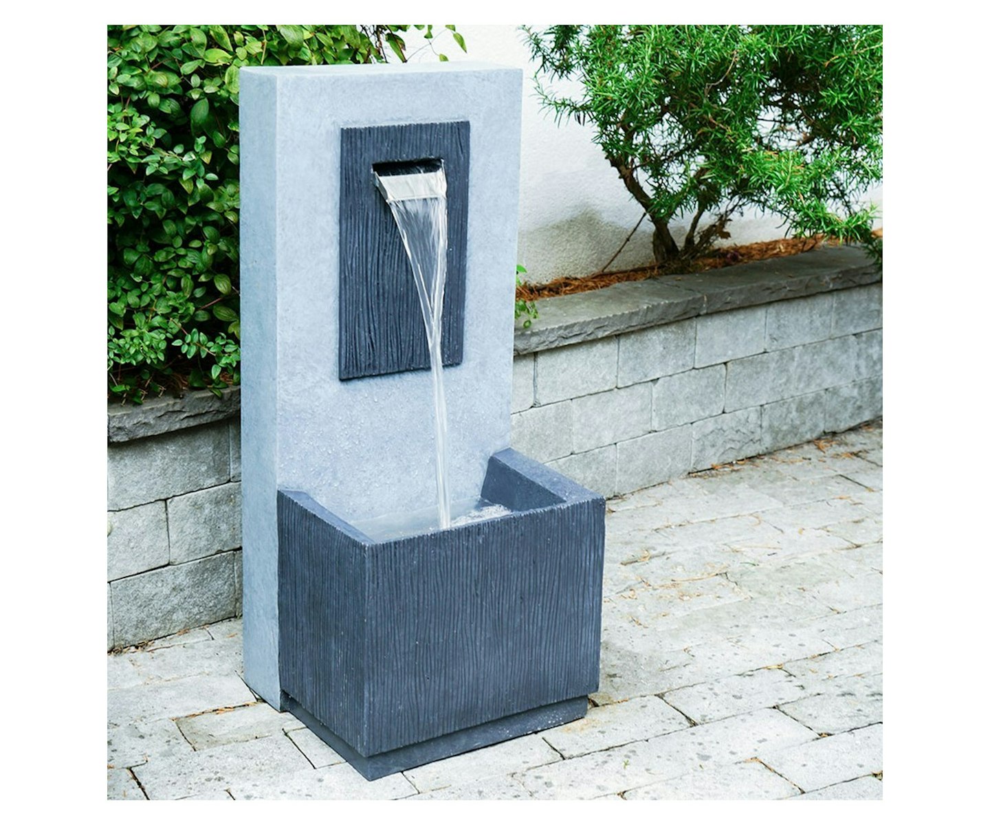 Outdoor contemporary water feature cement