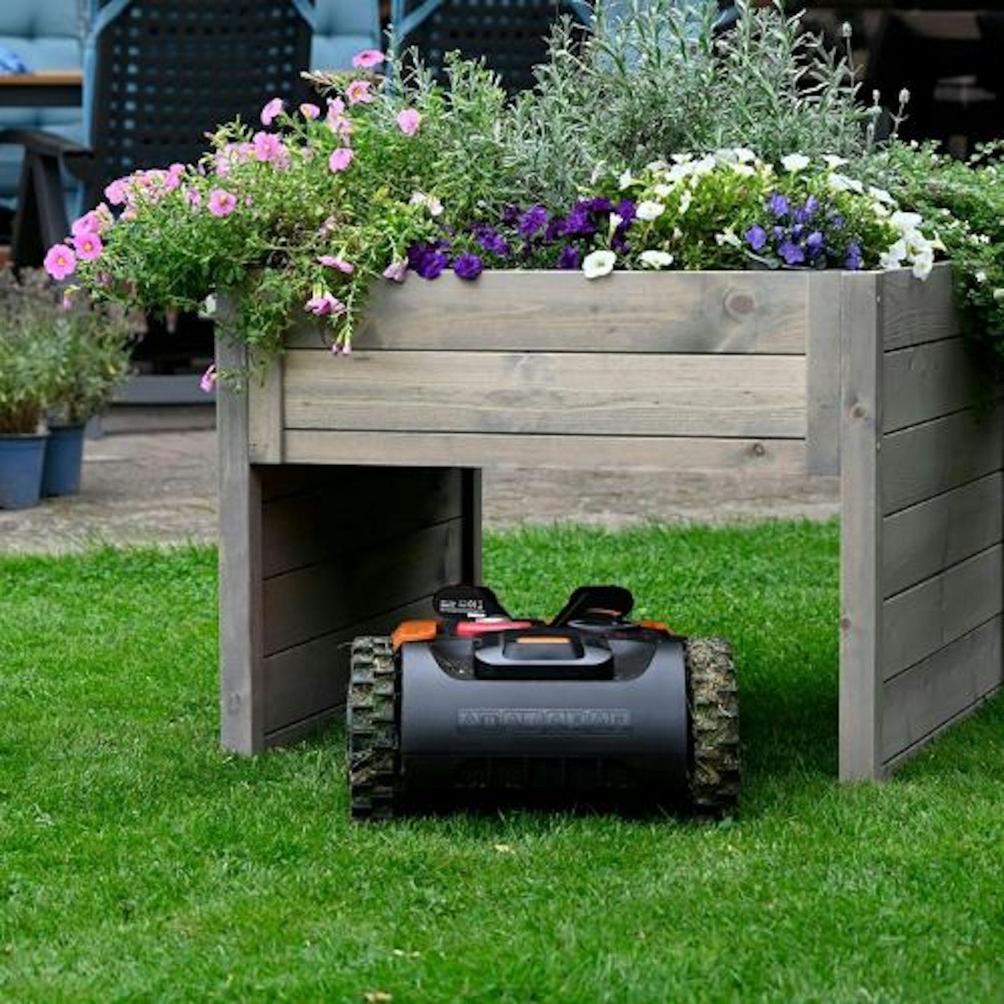 Dobar Robotic Lawn Mower Garage with Planter