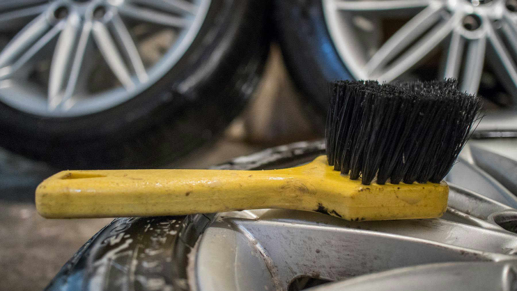 The best tyre brushes for deepcleaning sidewalls UK