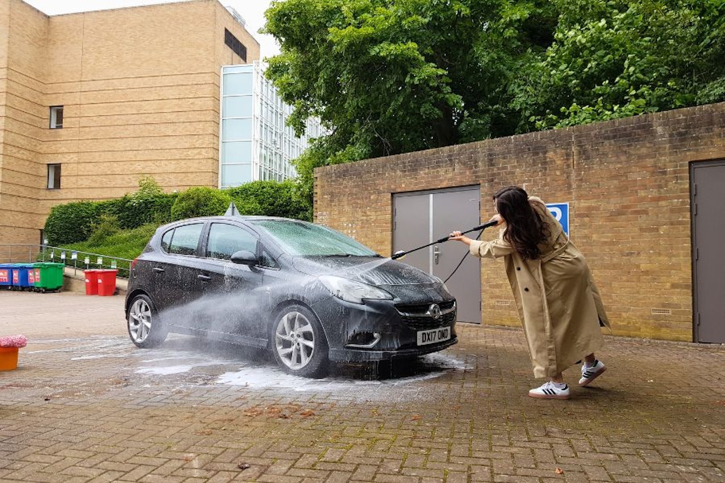 Paula Cullington testing the Bosch EasyAquatak120