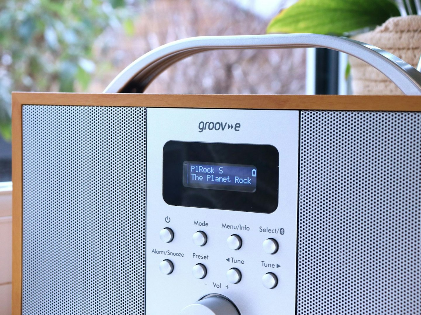 Groov-e Boston DAB & FM Radio with Bluetooth - display and controls