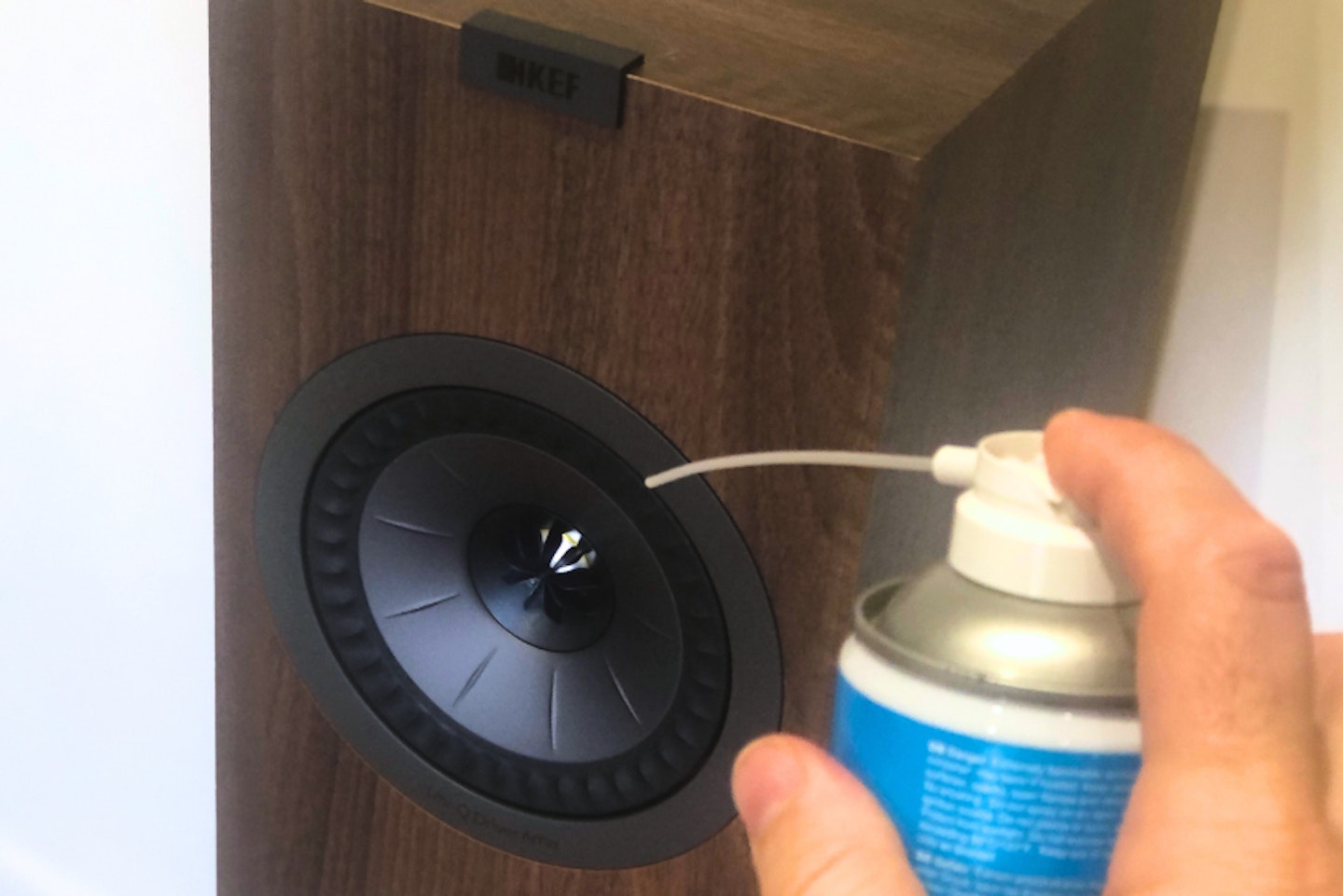 COMPRESSED AIR ON A SPEAKER