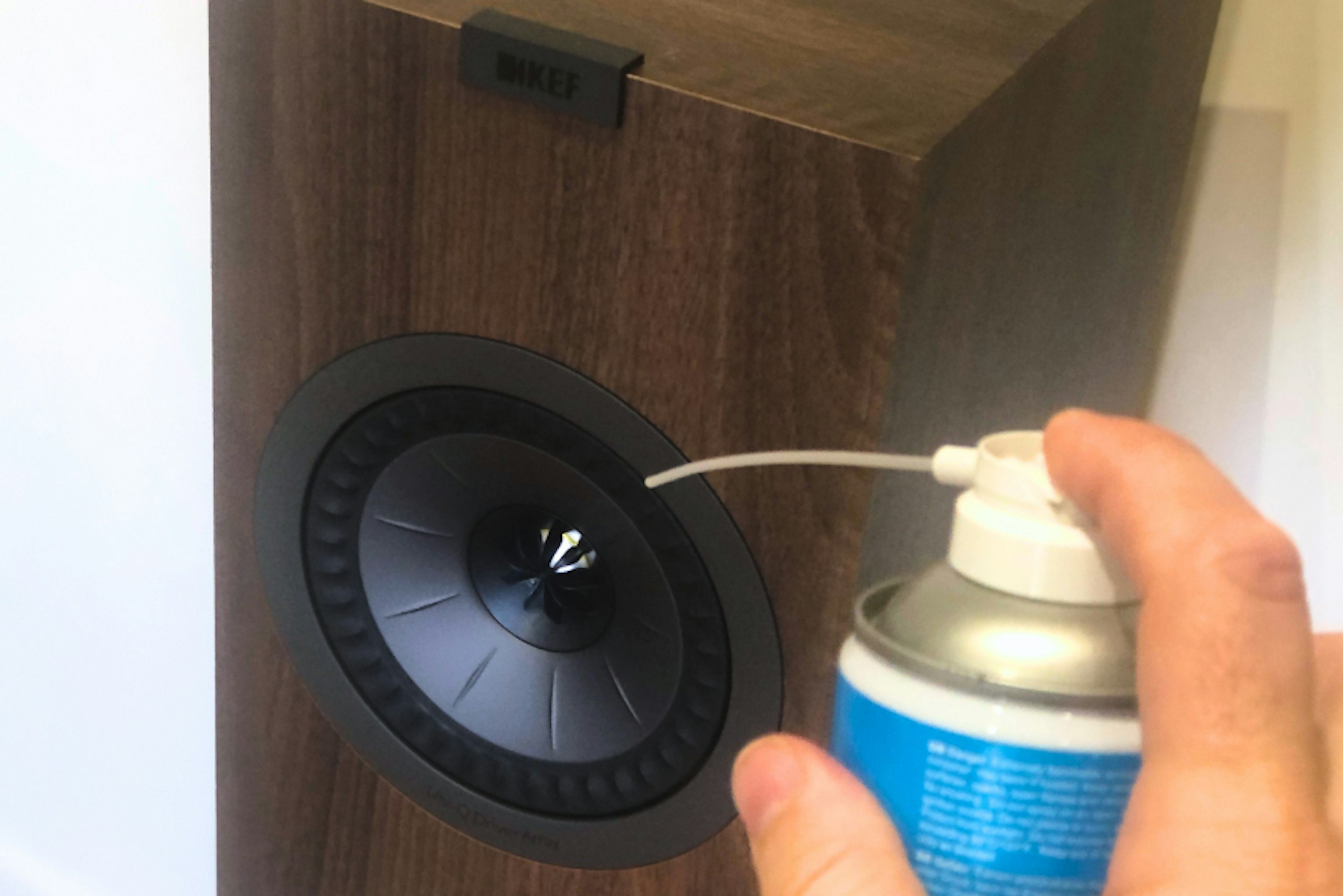 COMPRESSED AIR ON A SPEAKER