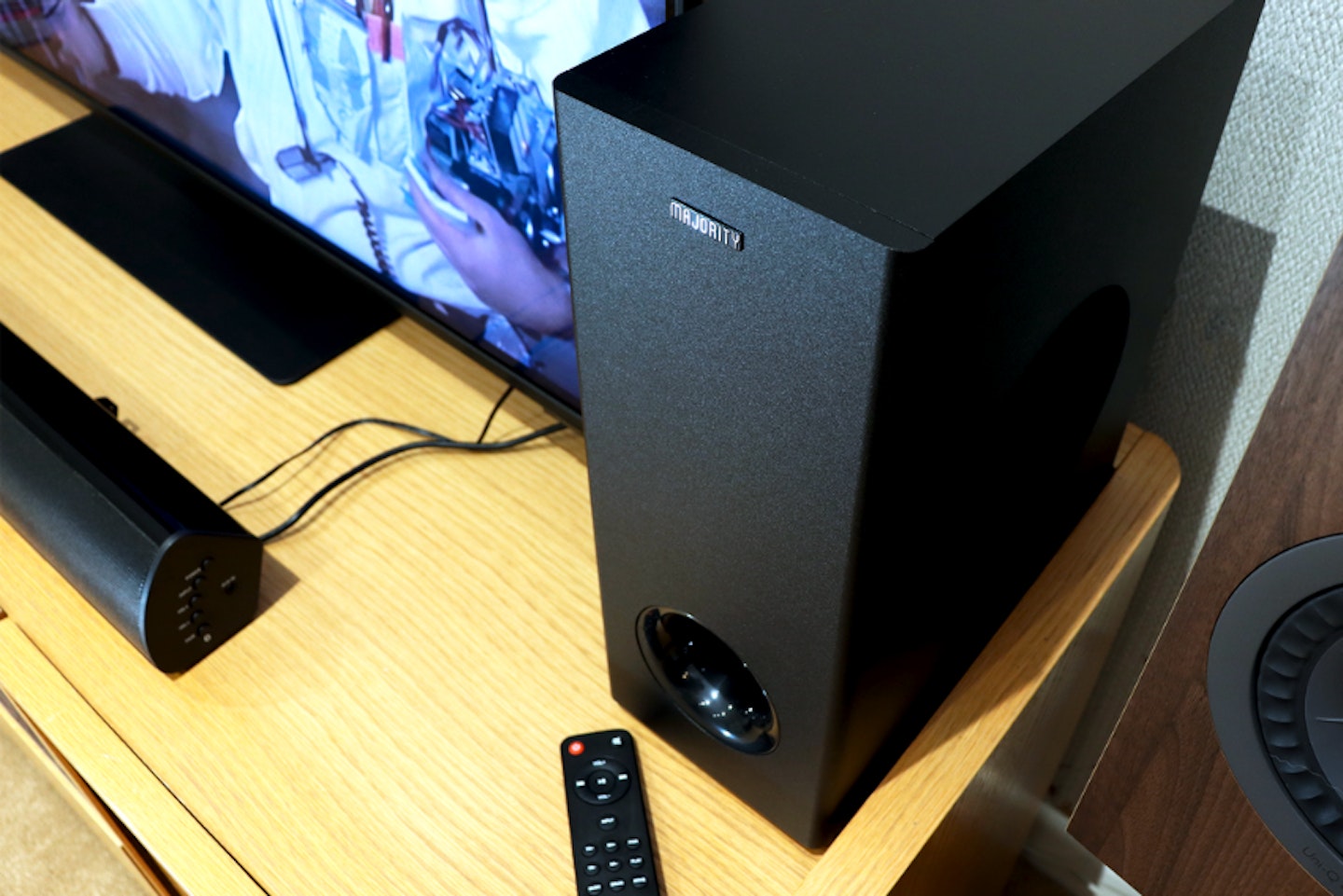 A TV SOUNDBAR SUBWOOFER