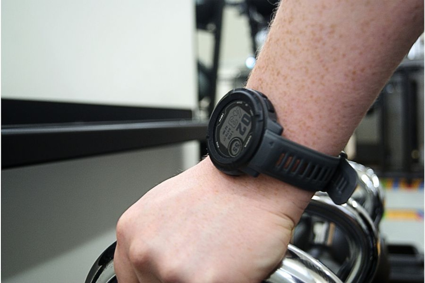 A man wearing a waterproof fitness gadget in the gym