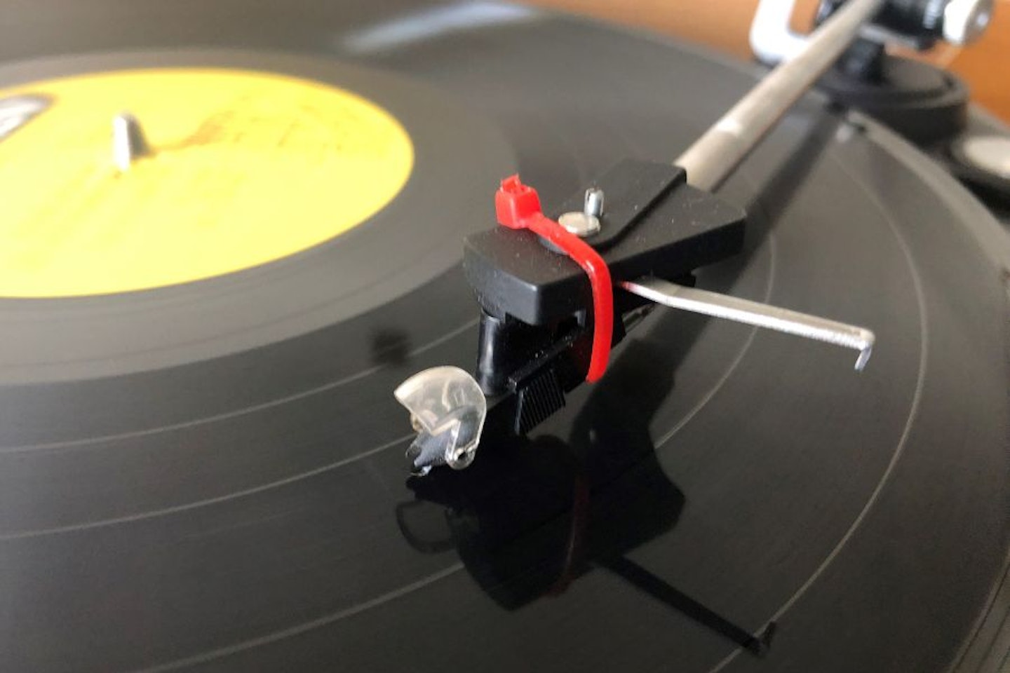 a record player needle and tonearm