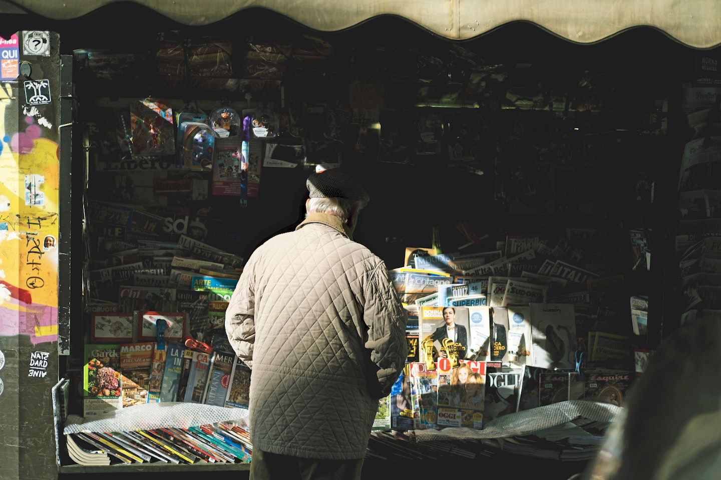 Fujifilm XPro 3 colou rimage of man in shadow at a market stall