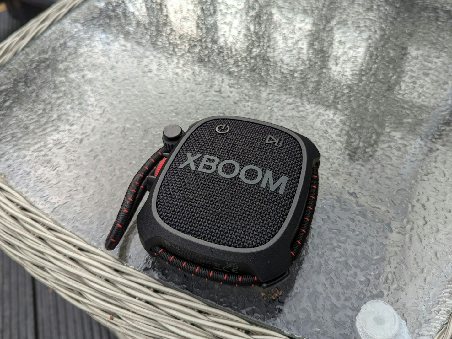 LG XBOOM Go XG2 rain