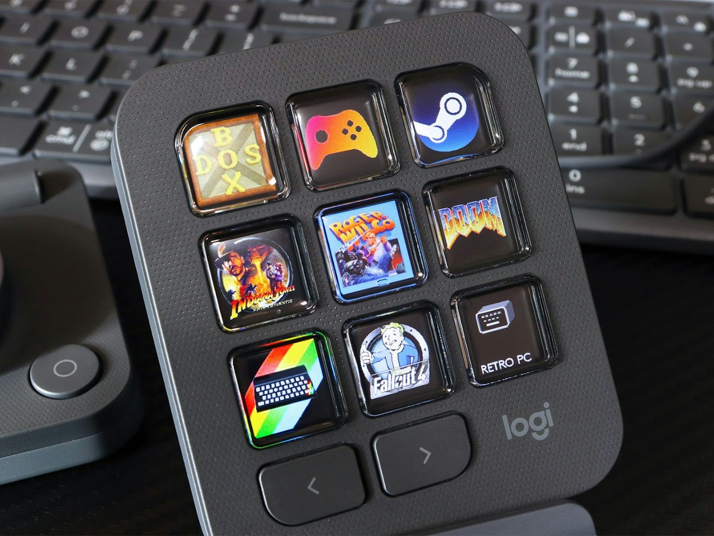 Logitech MX Creative Console keypad with game icons