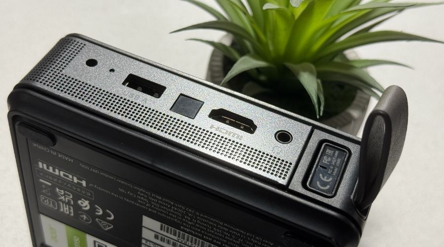 AOPEN Fire Legend PV12a LED Projector - device seen from the back, displaying the port selection