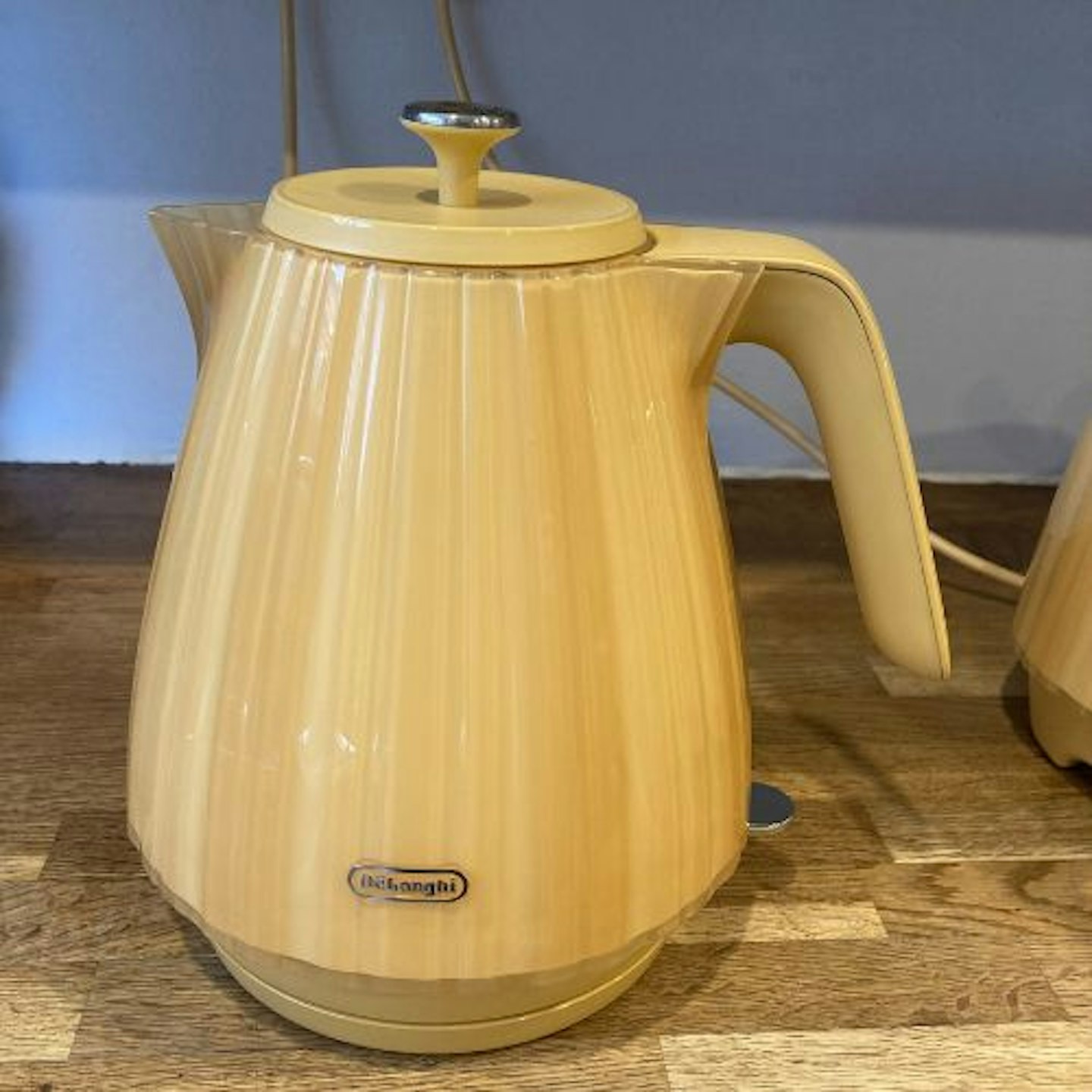 De'Longhi Ballerina Kettle Gold Yellow