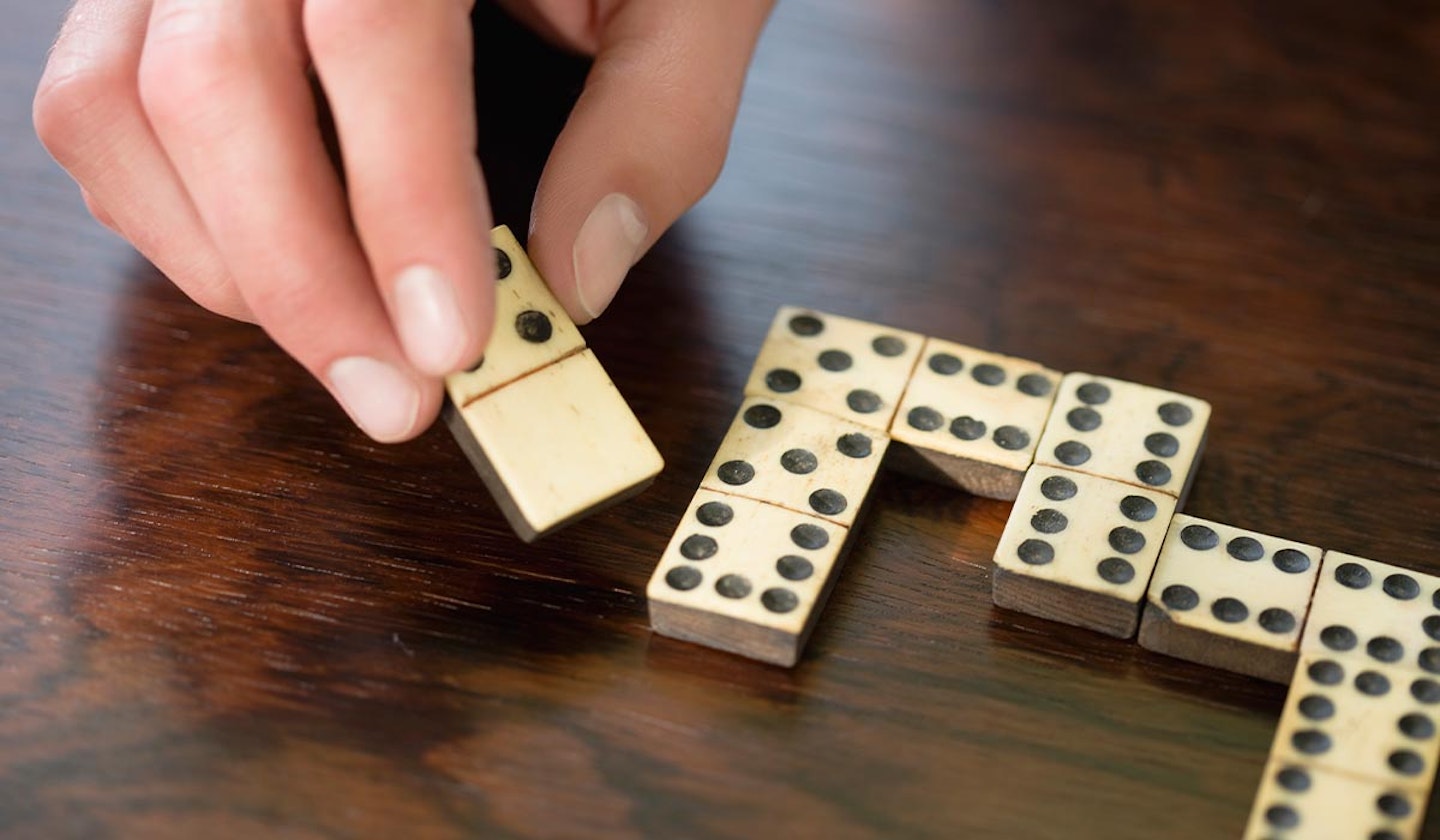 Dominoes game