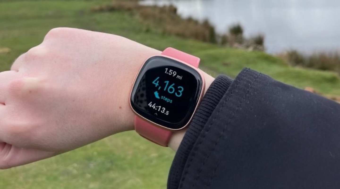 Google Fitbit Versa 4 Fitness Smartwatch with built-in GPS and up to 6 days battery life - compatible with iOS 15 or higher & Android OS 9.0 or higher - one of the best smartwatches for women