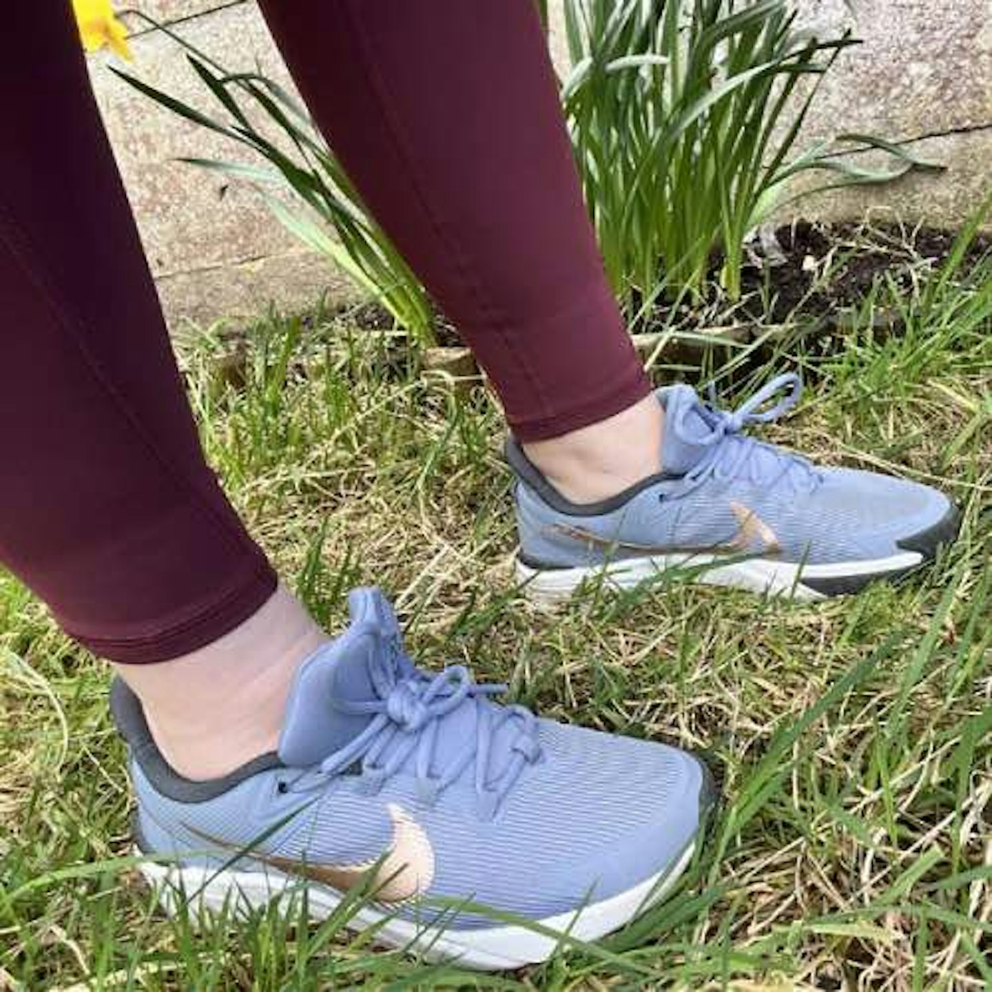 Nike star runner trainers in light blue with rose gold ticks 