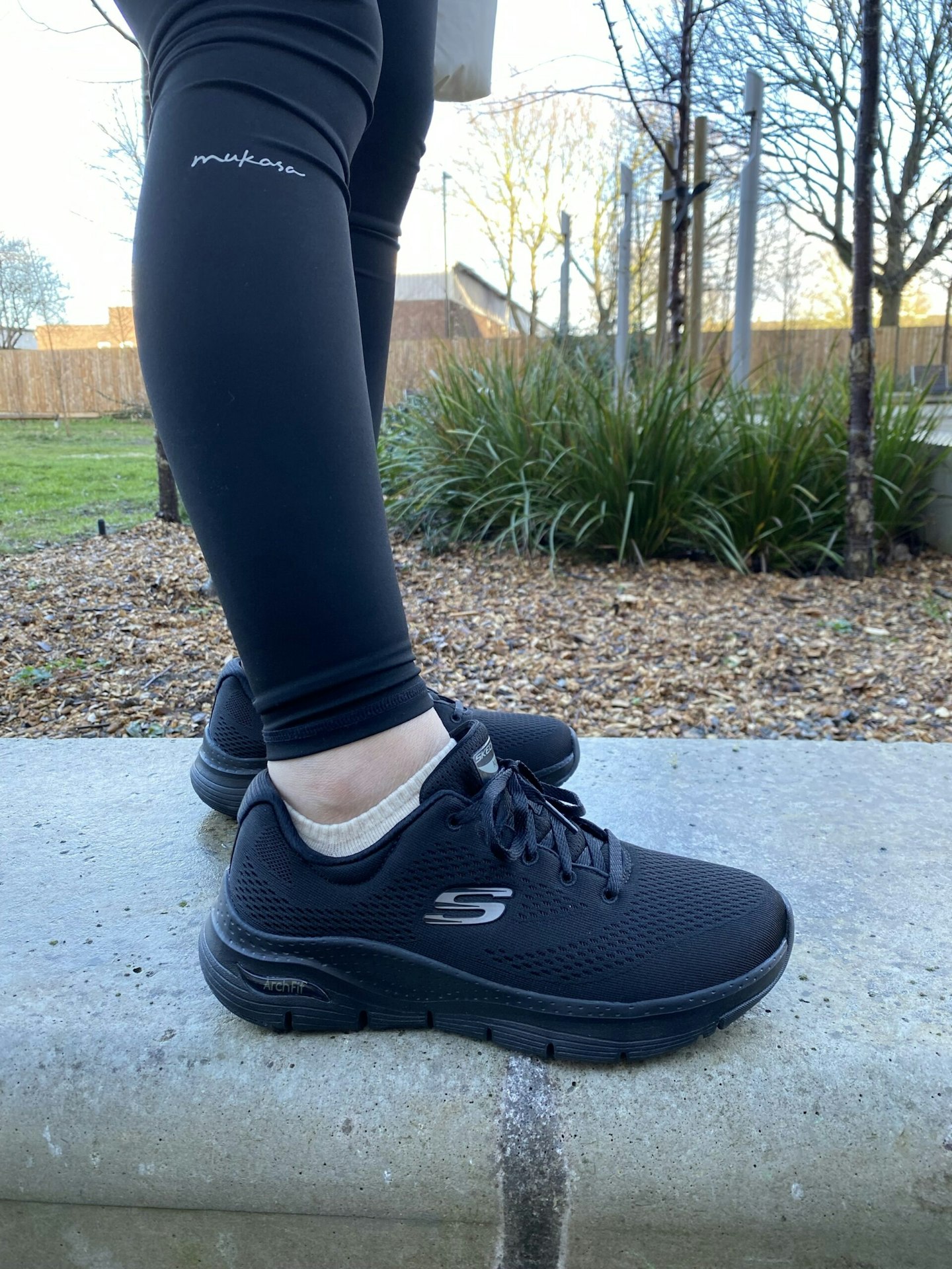 Skechers wide fit arch support in black from the side 