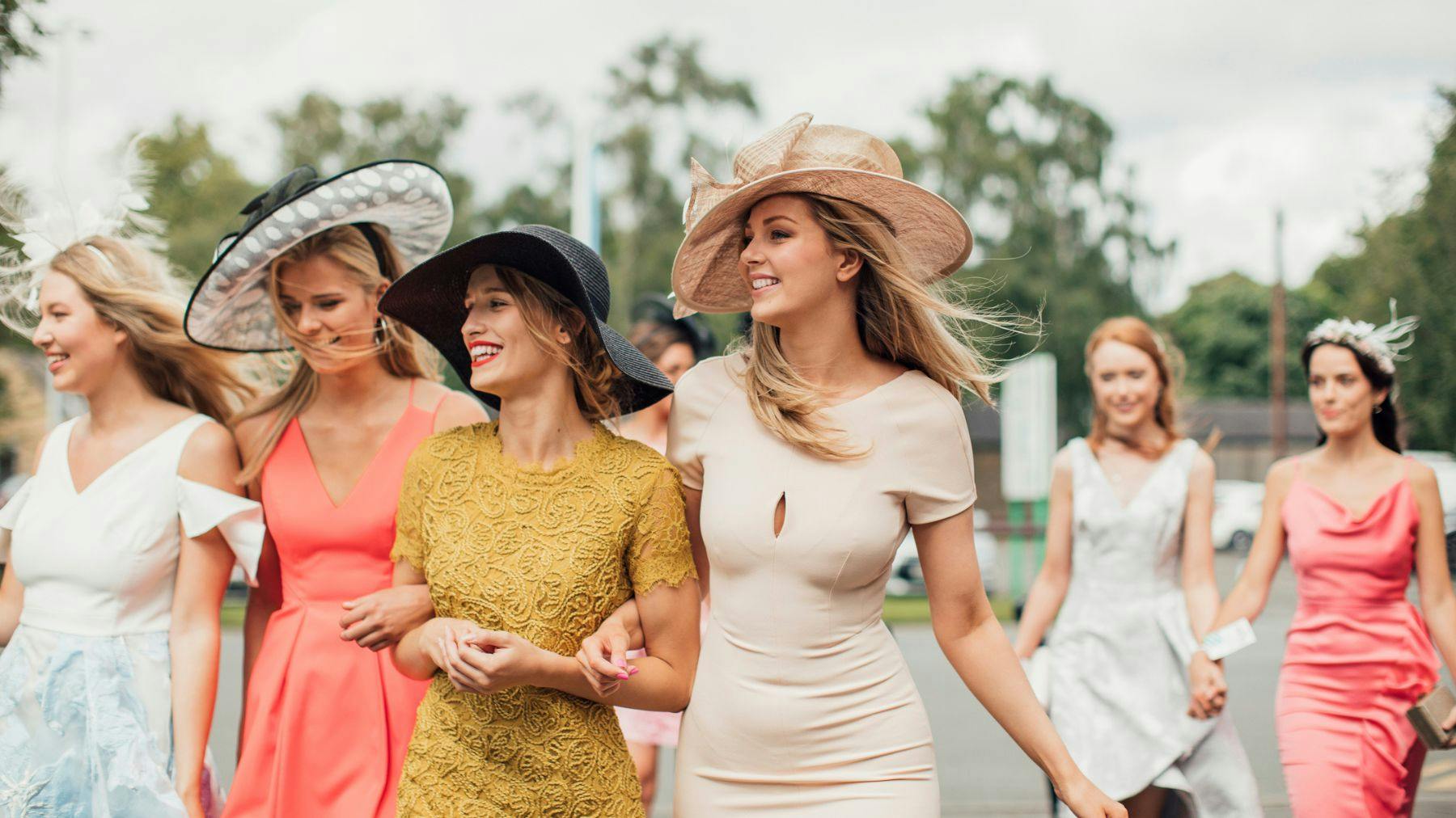What to Wear to the Races : 7 Race Day Dresses