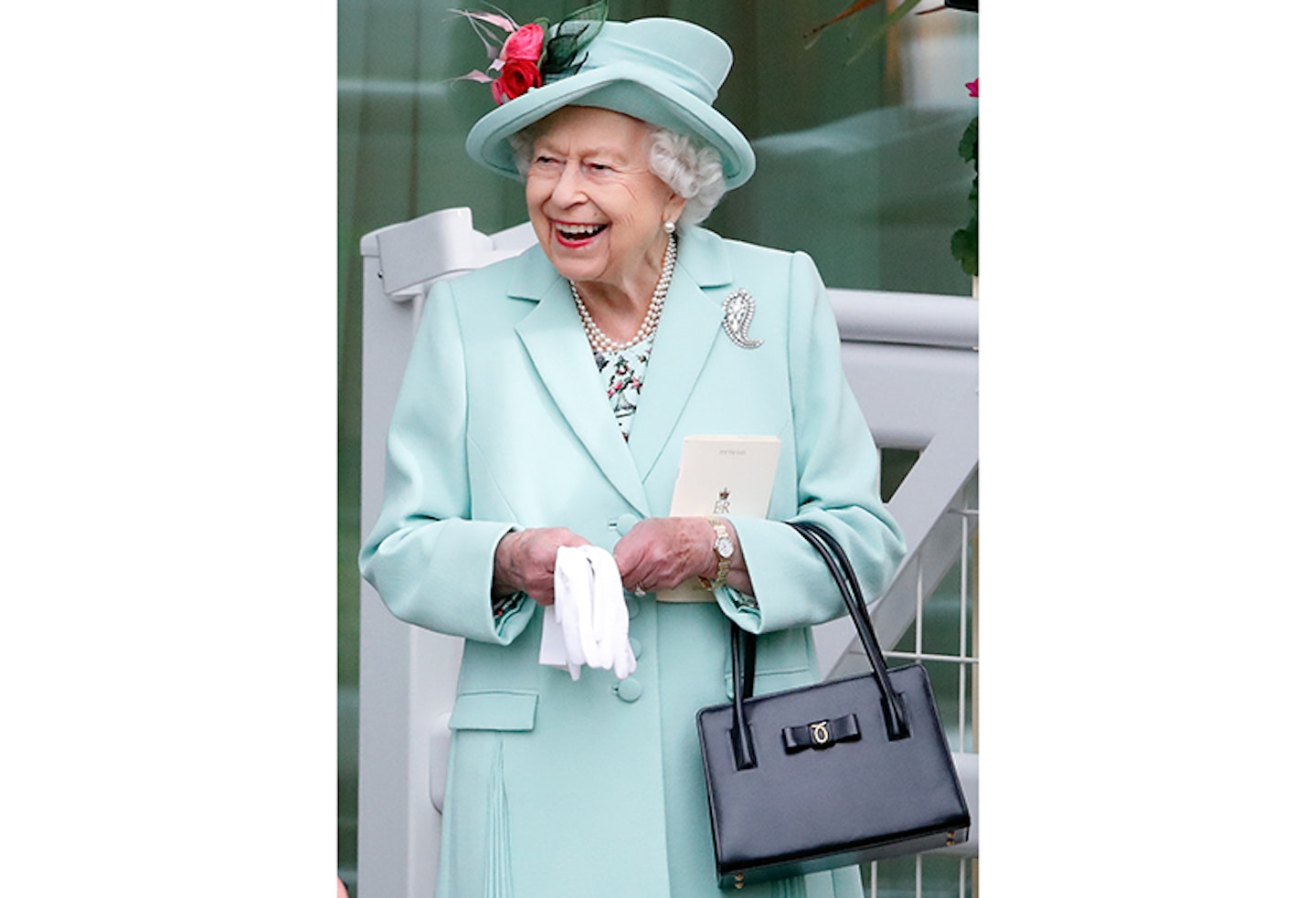 Queen Elizabeth sends signals to staff by moving her handbag