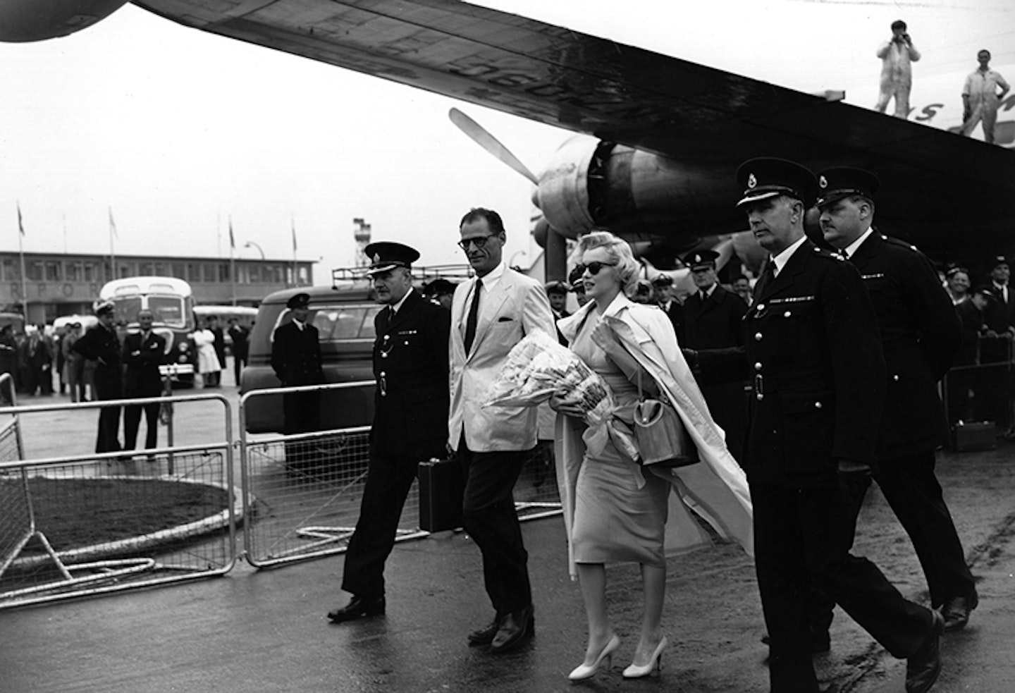 Marilyn arrives in UK