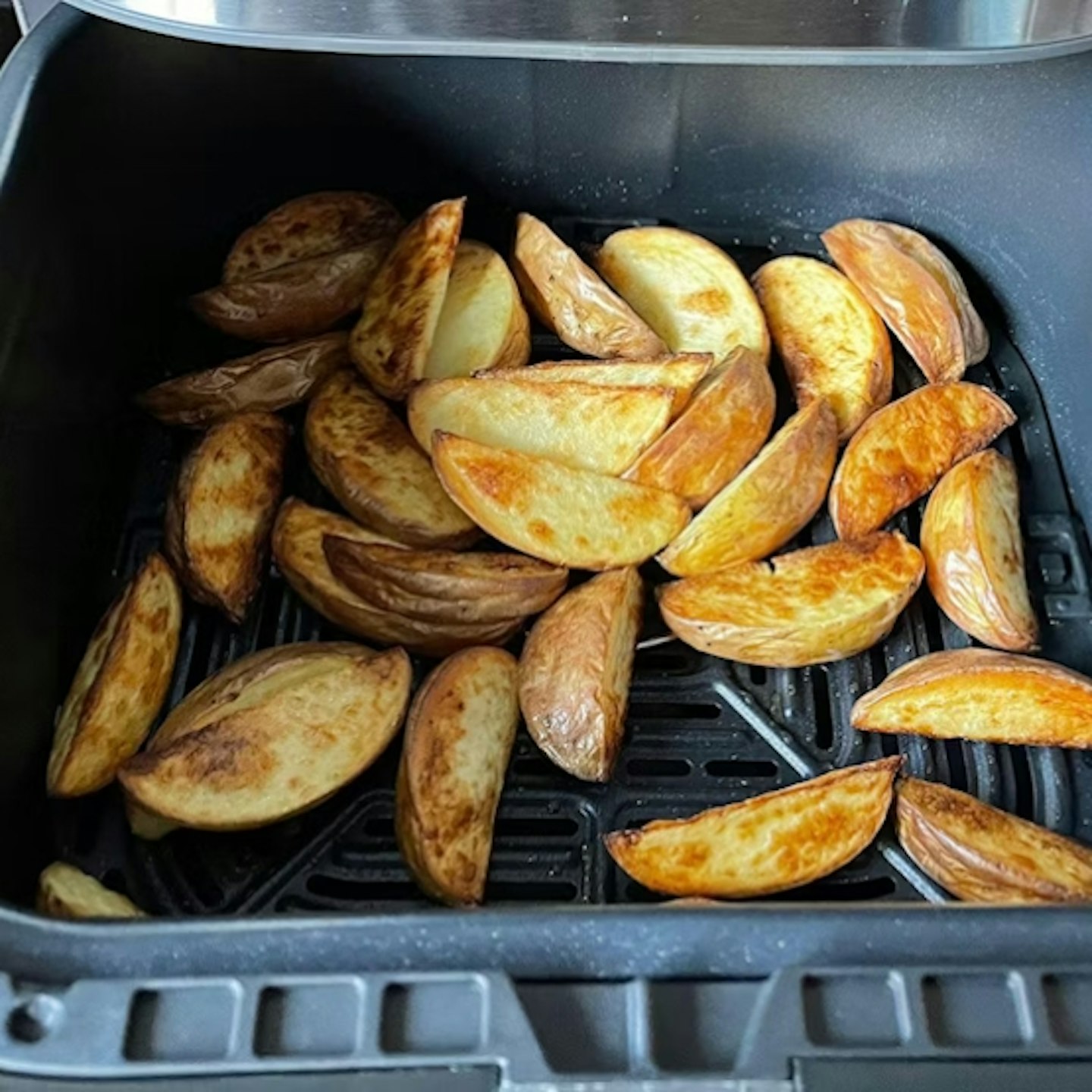 potato wedges made in the Instant Vortex Plus 6-in-1 ClearCook 5.7L Air Fryer