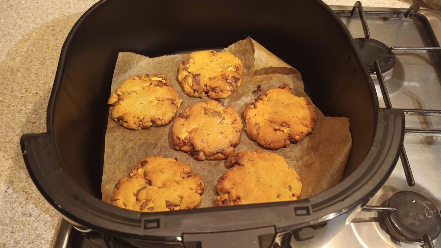 https://images.bauerhosting.com/affiliates/sites/9/2022/11/cookies-airfryer.jpg?auto=format&w=1440&q=80