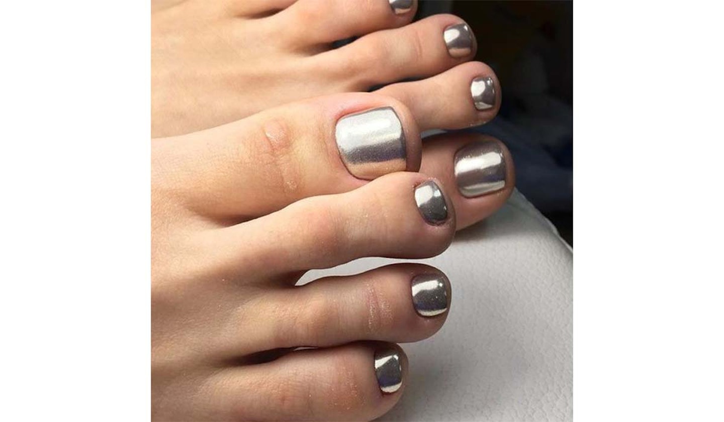 Chrome nails