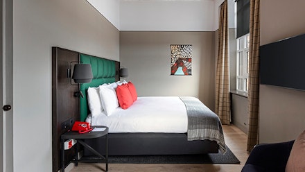 Image: https://images.bauerhosting.com/affiliates/sites/9/2023/04/HI-Dundee-Guestroom.jpg?q=80&auto=format&w=440&ar=16:9&fit=crop&crop=top HI Dundee - Guestroom