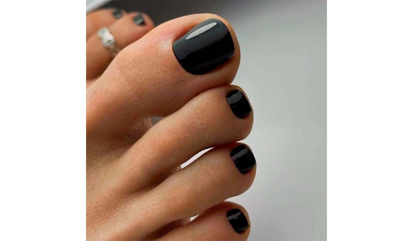 black pedicure nails