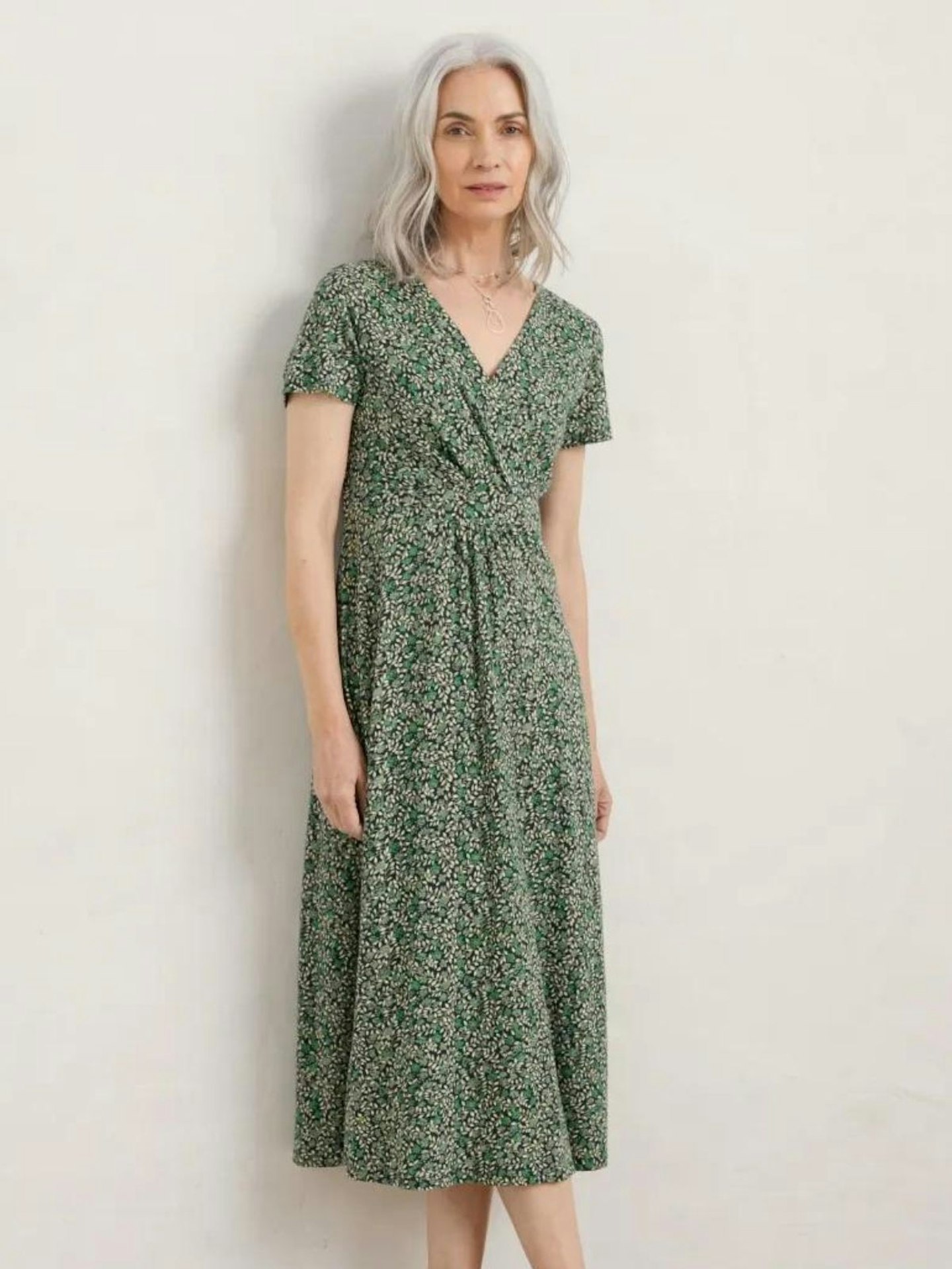 https://images.bauerhosting.com/affiliates/sites/9/2023/05/cotton-summer-dresses-over-50s-6.jpg?auto=format&w=1440&q=80