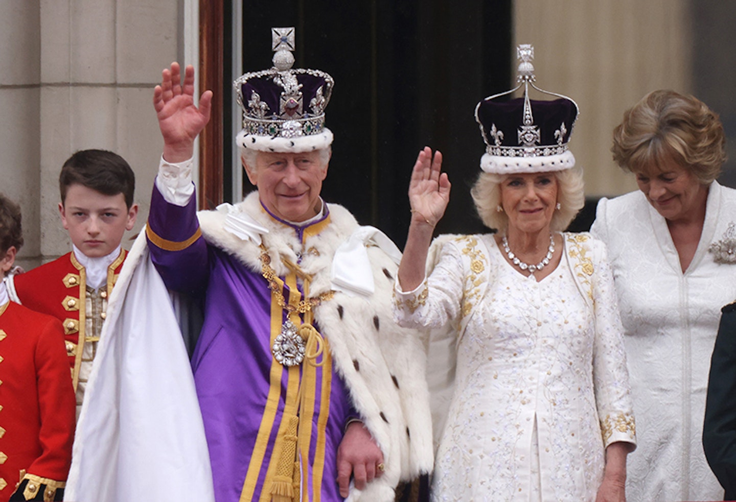 king and queen waving
