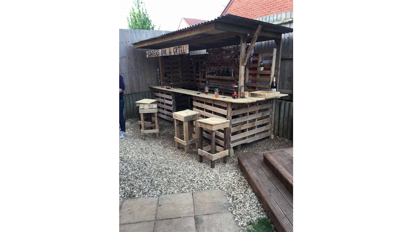 wooden pallet garden bar