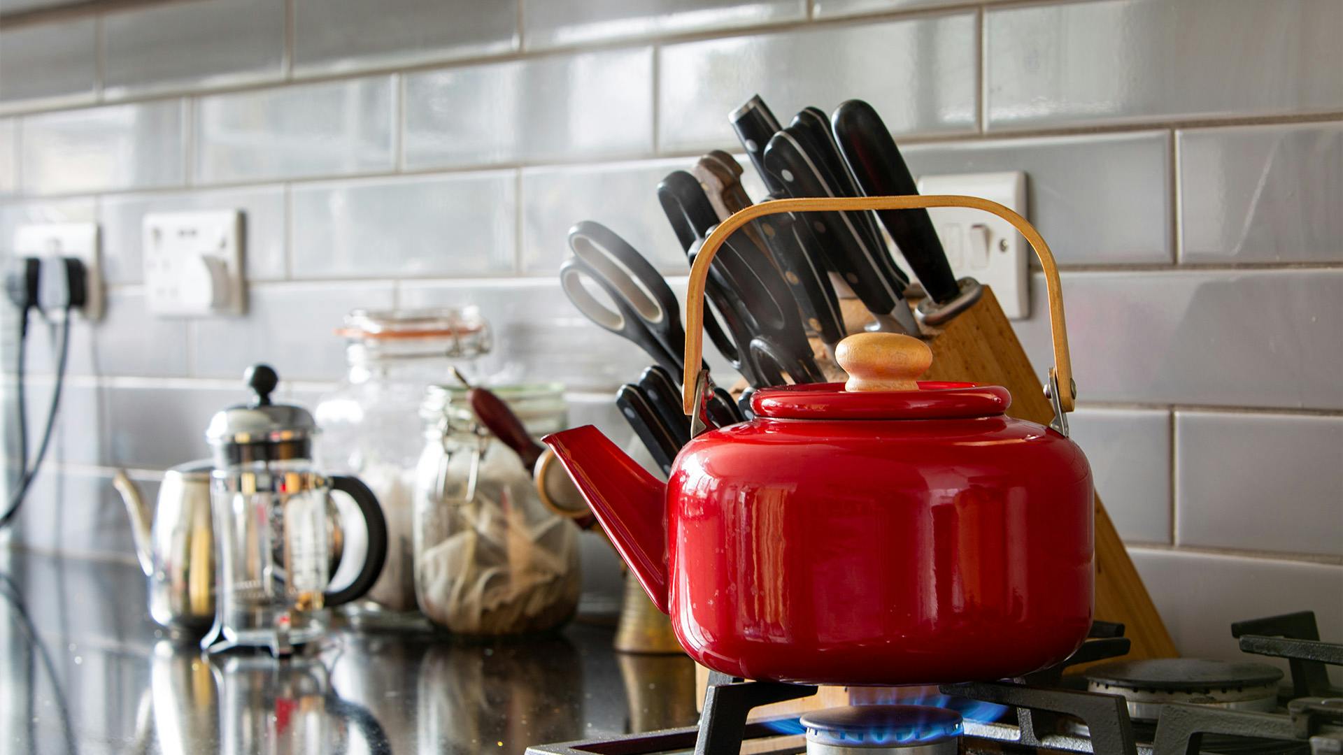 Stove top outlet kettle