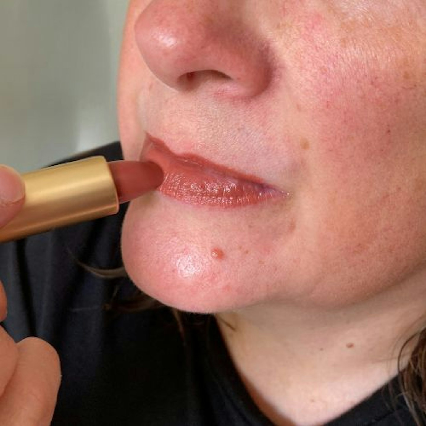 Our tester using the Elizabeth Arden Lip Color in Naturally Mocha