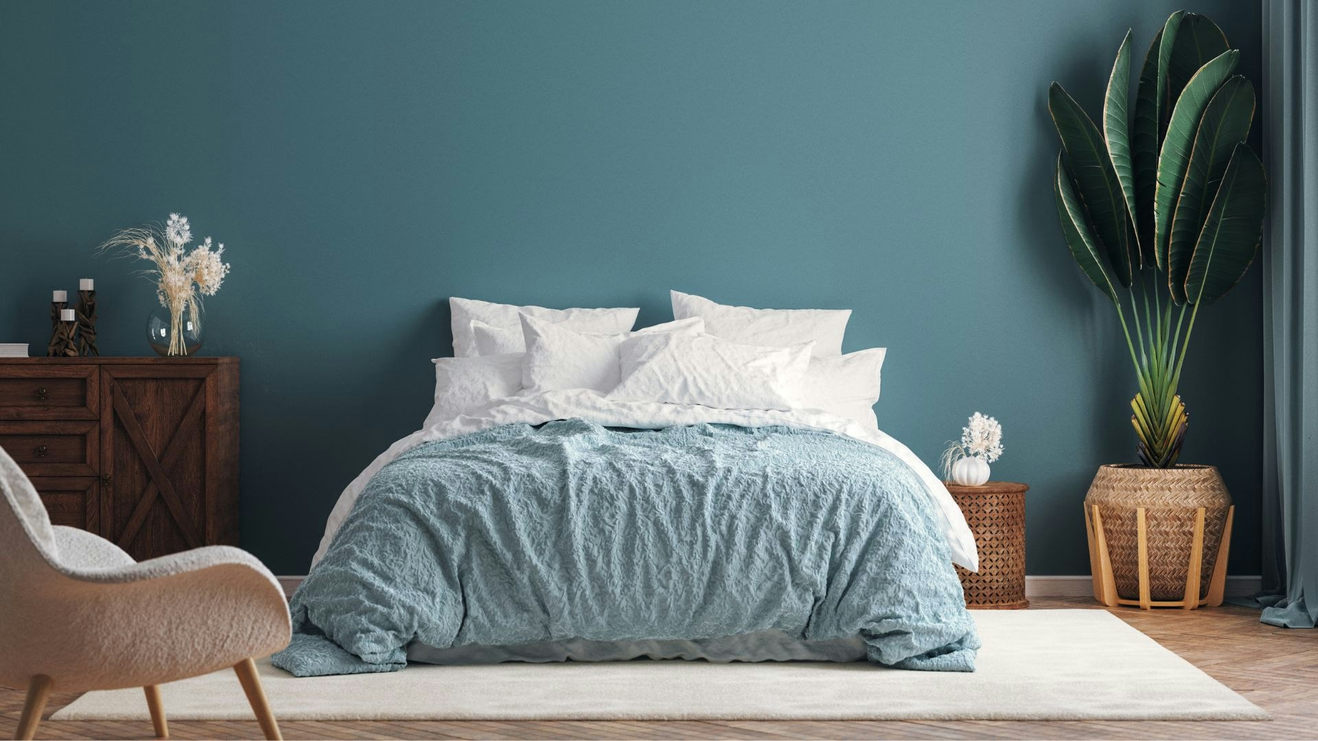 Navy bedroom ideas: Mixing blue bedding with blue walls