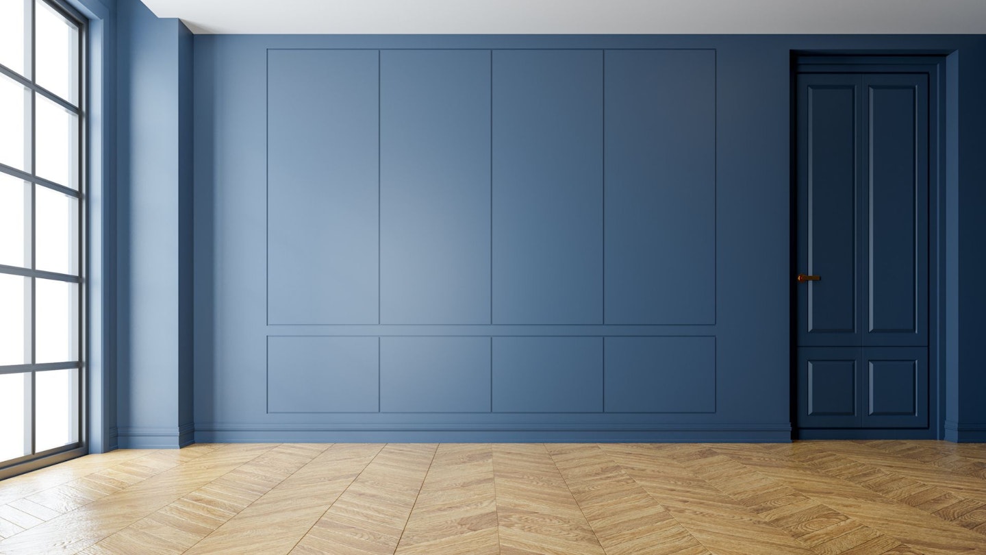 Navy bedroom ideas: An empty bedroom with navy wall panelling