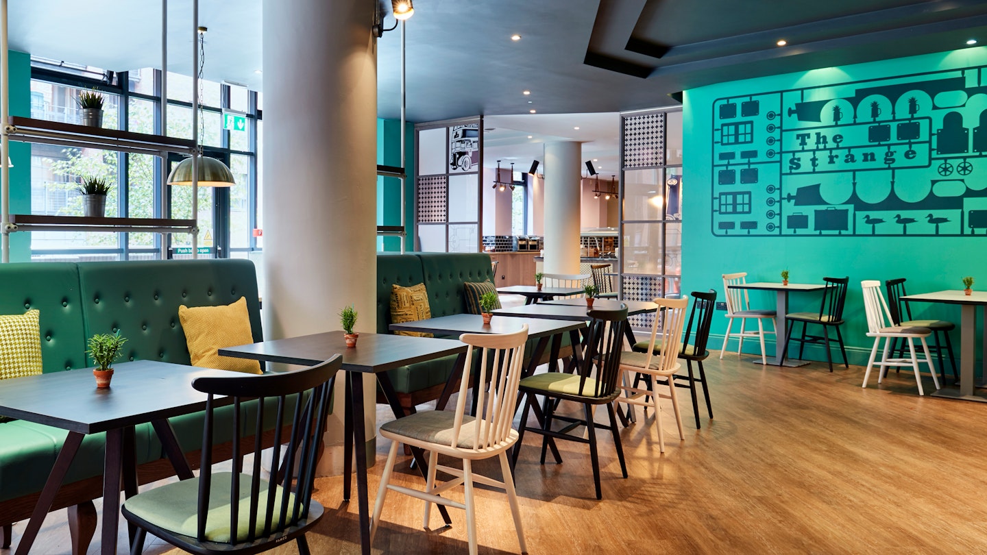 Image: https://images.bauerhosting.com/affiliates/sites/9/2024/06/Jurys-Inn-Manchester-Oddsocks-Bar-Kitchen-V9.jpg?ar=16%3A9&fit=crop&crop=top&auto=format&w=1440&q=80 Leonardo Hotel