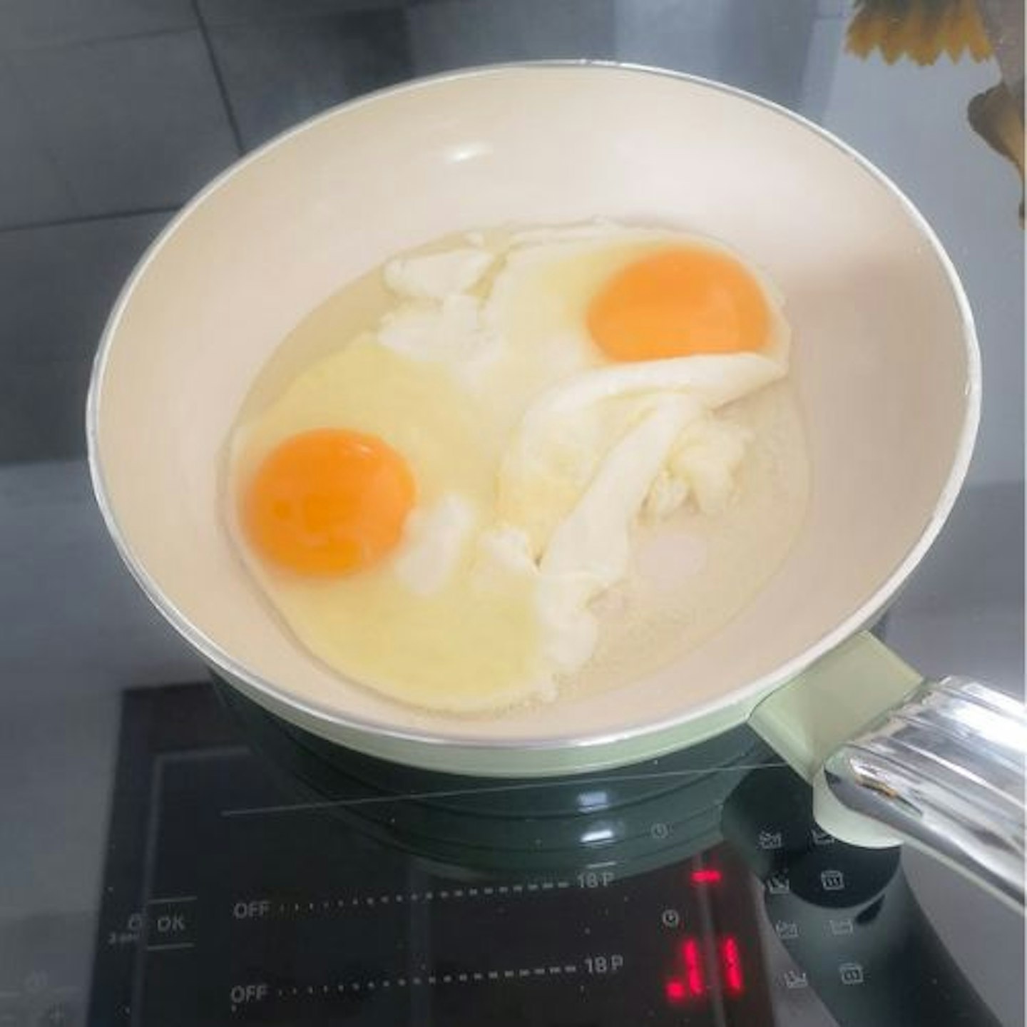 Swan Retro 5 Piece Pan Set frying eggs