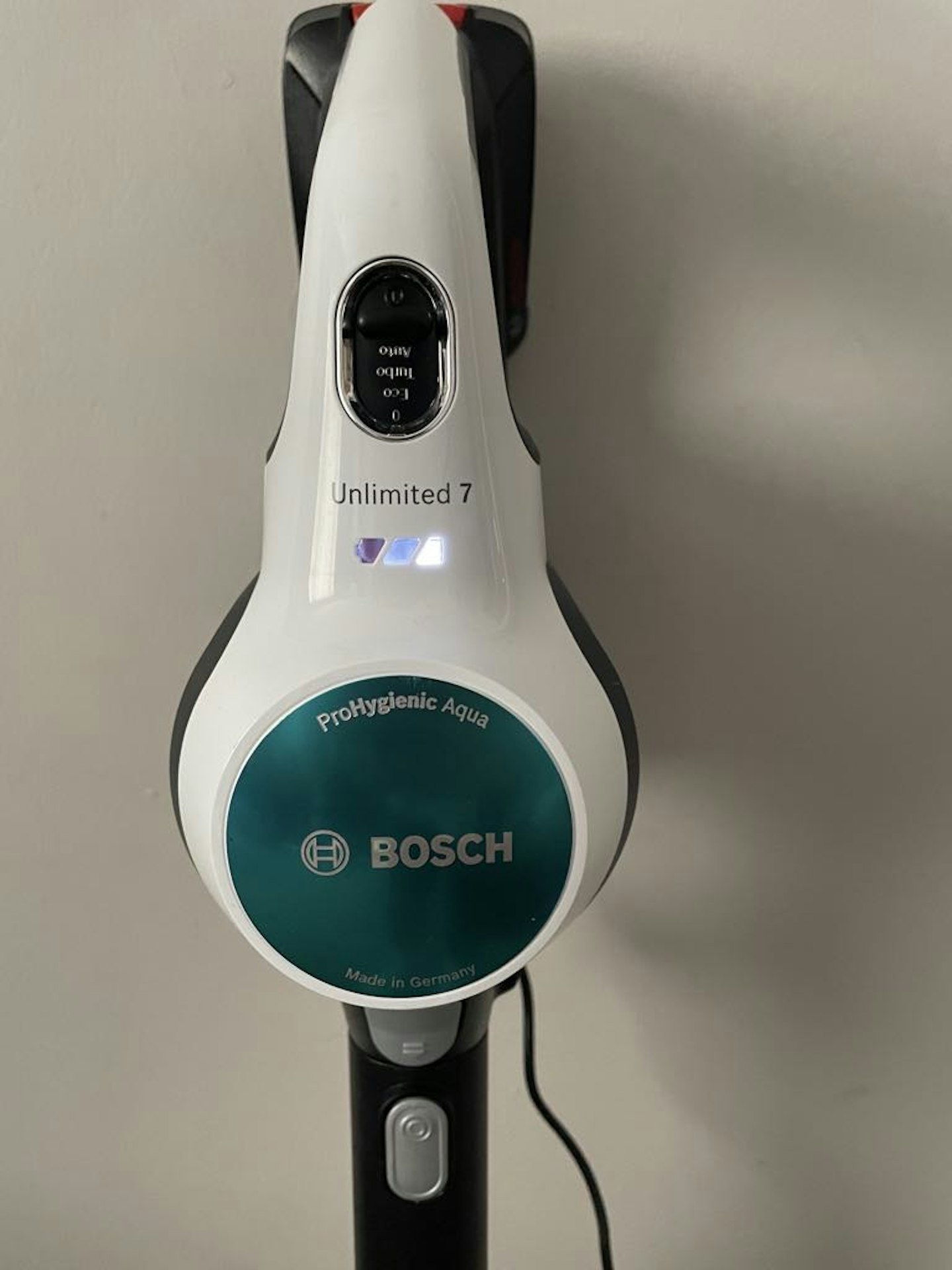 close up of theBosch Unlimited 7 Aqua Vacuum status bar lights