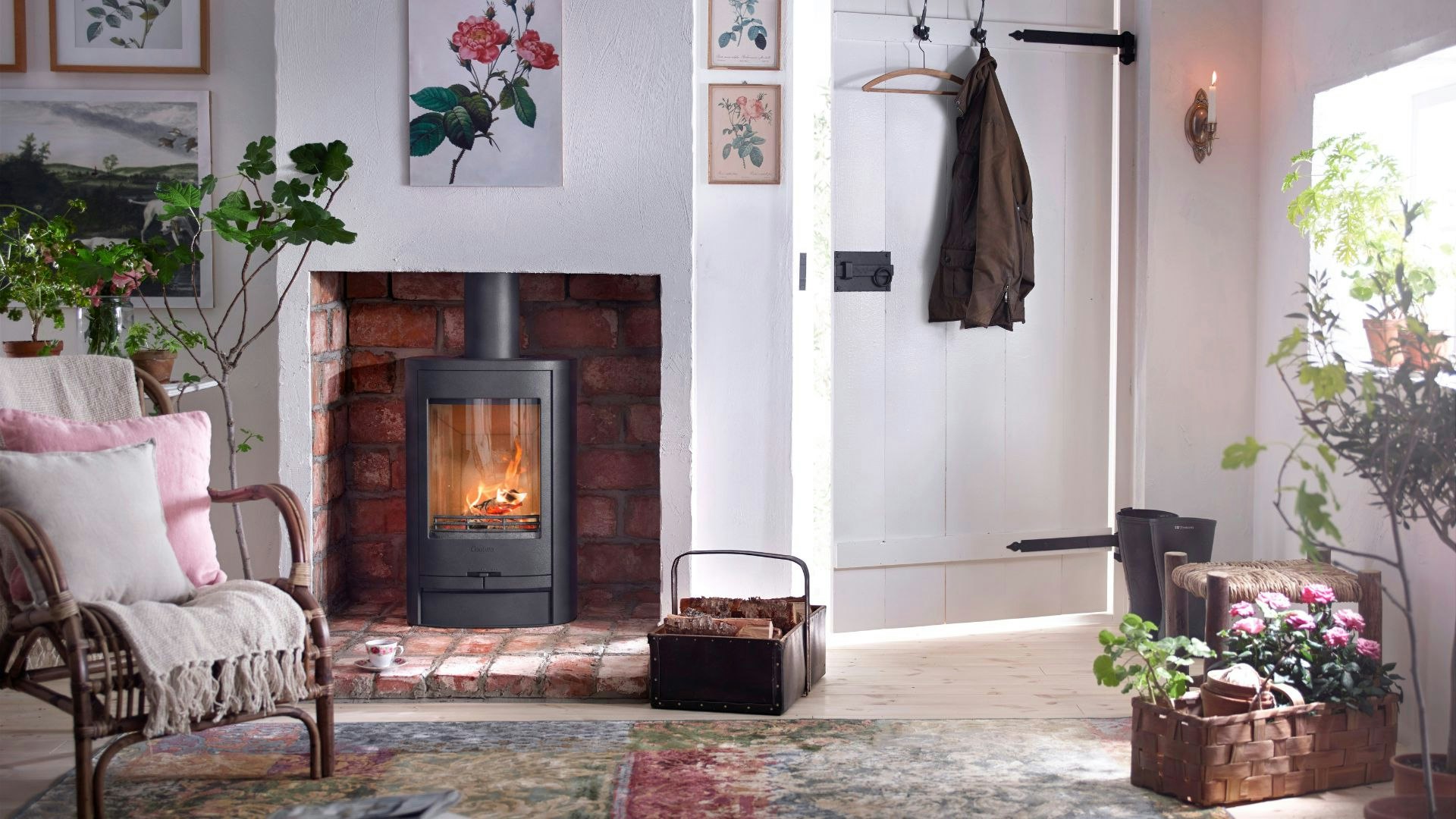 wood burning stove in a cottage setting 810L milöbild lantgård Contura