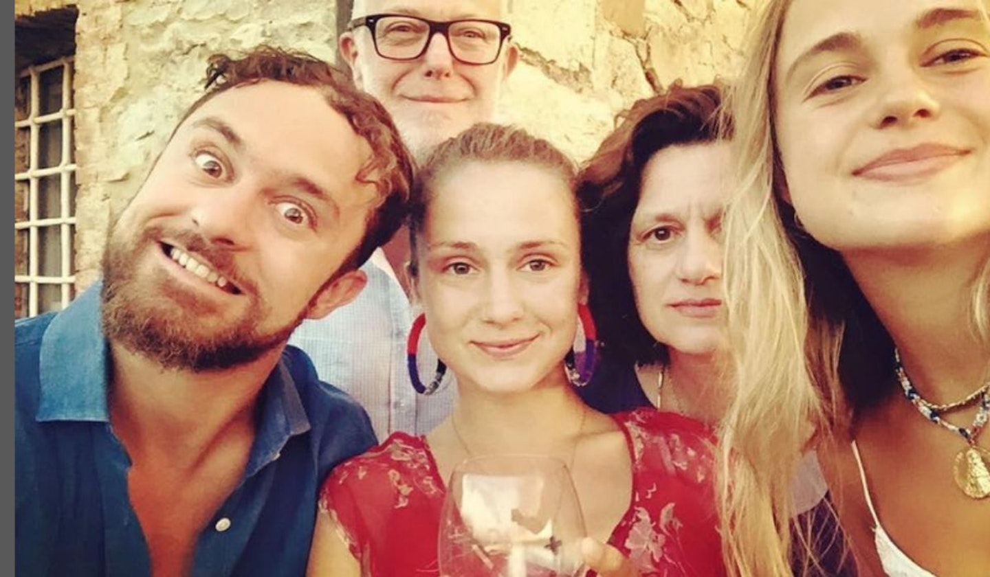 Lady Maria Windsor (centre) holding a glass of wine, between her brother Edward Windsor and sister Amelia Windsor. In front of her father George Windsor and mother Sylvana Tomaselli (back)