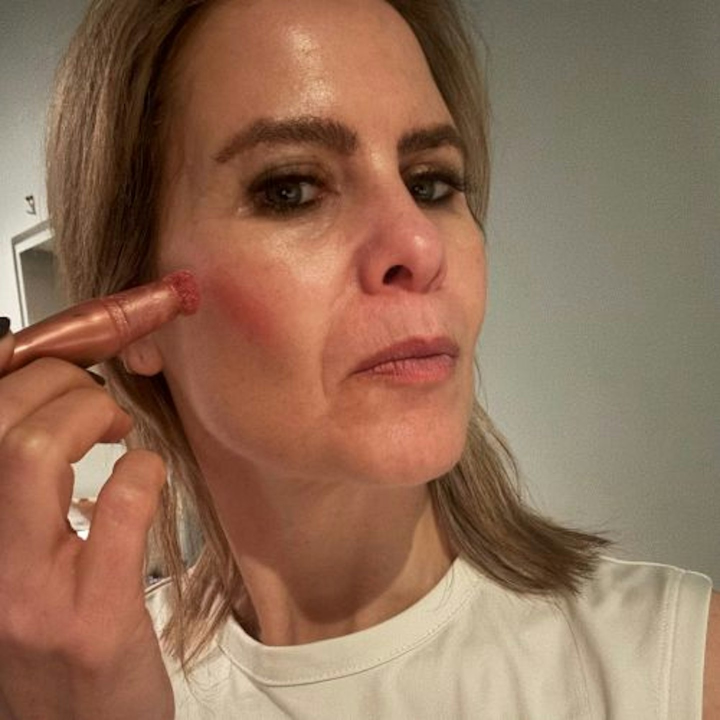 Suzanne using the Charlotte Tilbury Hollywood Contour Wand